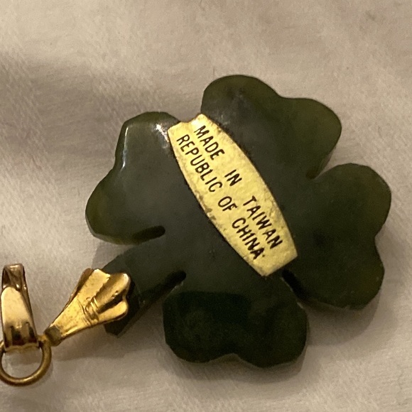 NWOT Carved Green JADE FOUR-LEAF CLOVER PENDANT; 1” Made in Taiwan - Picture 2 of 3